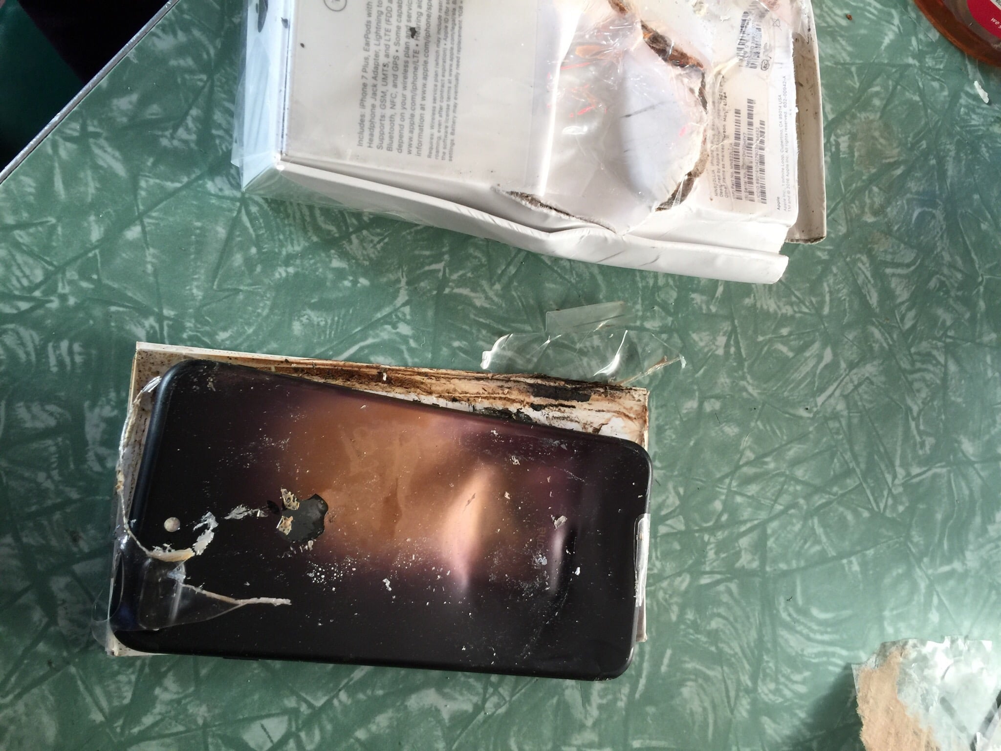 新品未開封の「iPhone 7 Plus」が突如爆発、箱を突き破って昇天 | iPod LOVE
