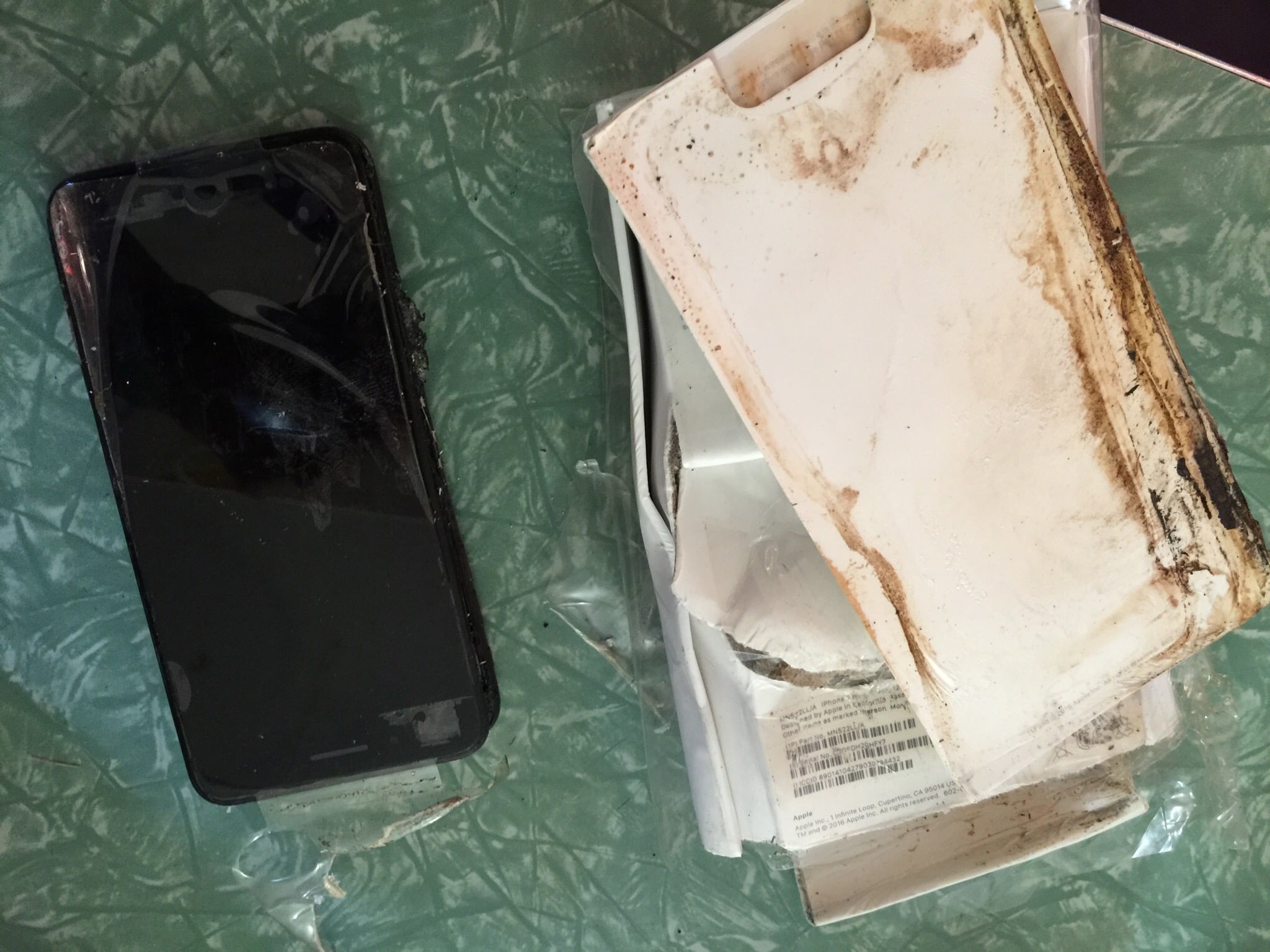新品未開封の「iPhone 7 Plus」が突如爆発、箱を突き破って昇天 | iPod LOVE