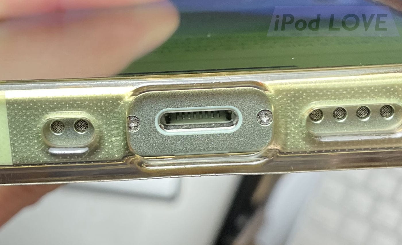 USB C vs Lightning port 02