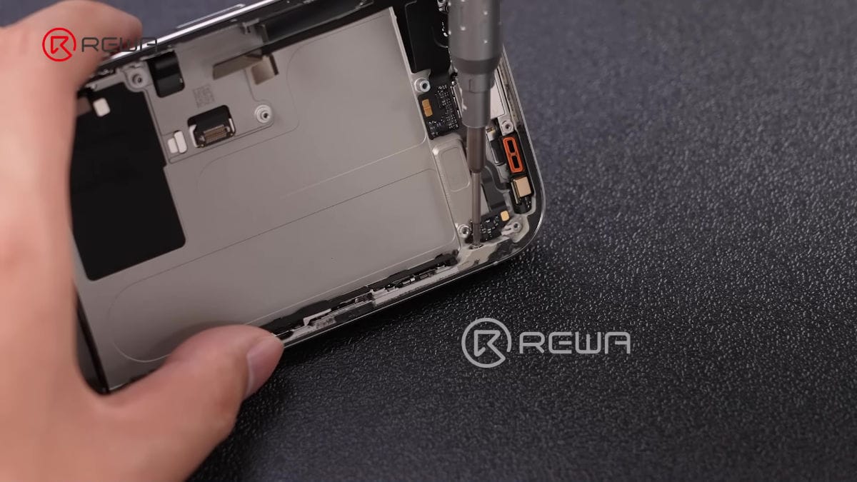 IPhone16Pro battery shell teardown 5