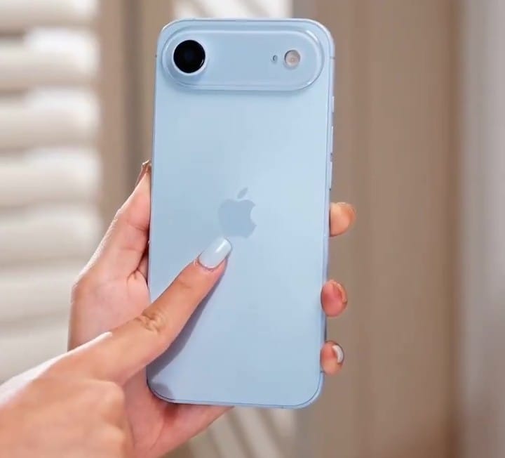 iPhone17Pro_iPhone17Air_lookup-2.jpg IPhone17Pro iPhone17Air lookup 2